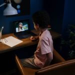What are free online courses - student learning on laptop