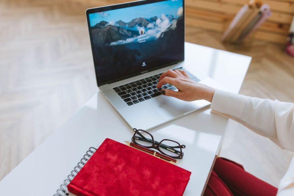 10 free marketing tools for beginners - person working on laptop