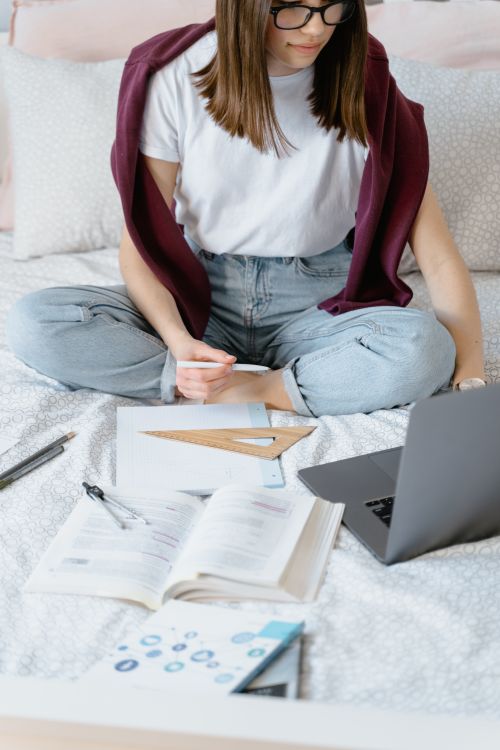How to Learn Digital Skills for Free 2 Woman studying digital skills with a structured weekly routine