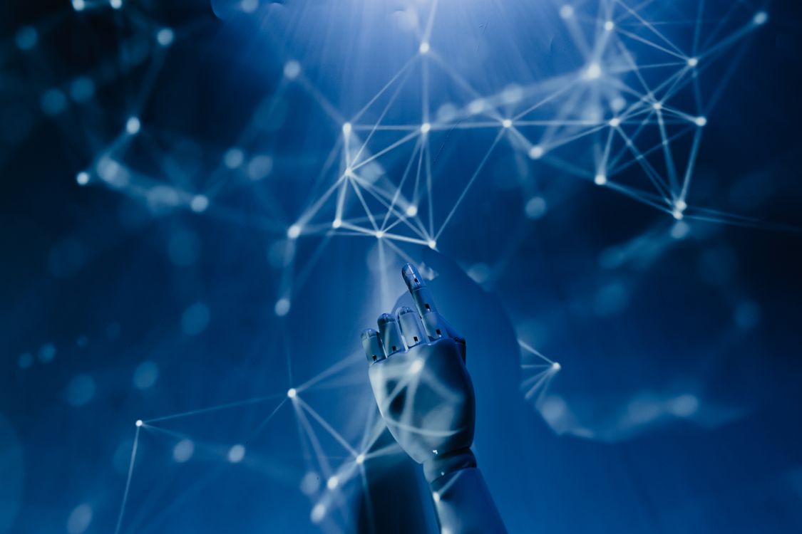 How Small Businesses Use AI to Save Time (Real Ways That Actually Work) 4 AI robot representing business automation technology for small businesses