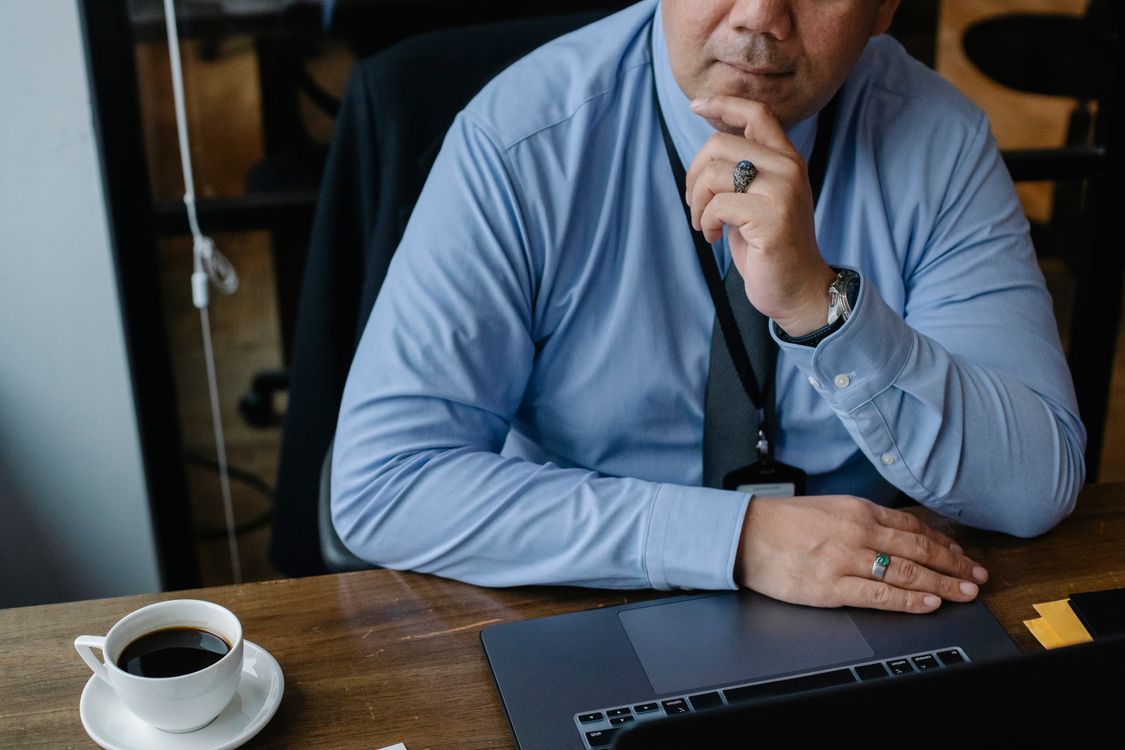 How Small Businesses Use AI to Save Time (Real Ways That Actually Work) 3 Businessman using AI tools to manage invoices and cash flow