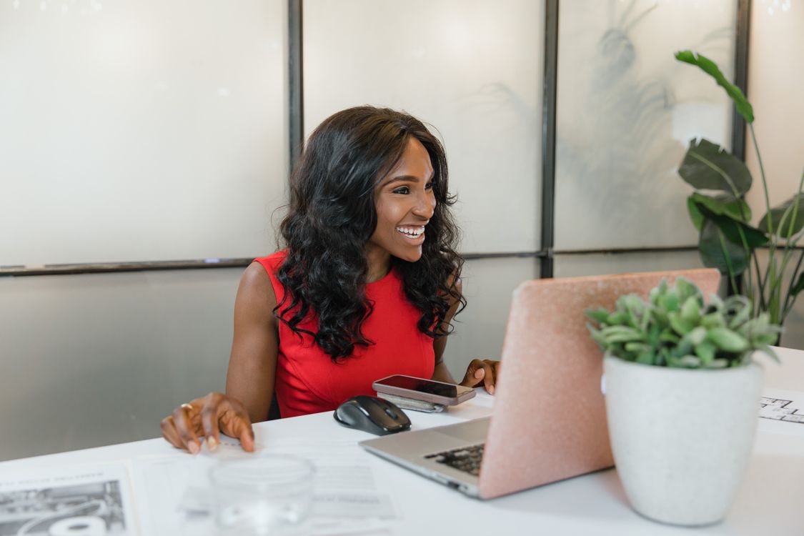 How Small Businesses Use AI to Save Time (Real Ways That Actually Work) 2 Entrepreneur using AI automation tools to save time on admin tasks